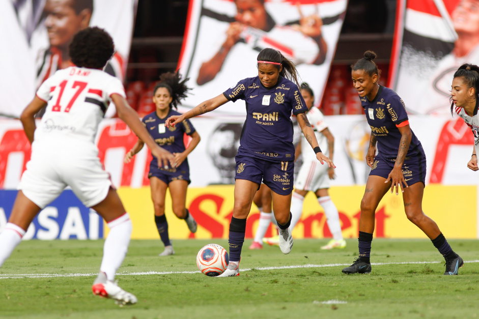 Victoria e Grazi no jogo entre Corinthians e So Paulo pela final do Paulista Feminino