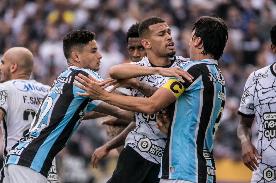 Joo Victor em momento conturbado no jogo entre Corinthians e Grmio, pelo Brasileiro