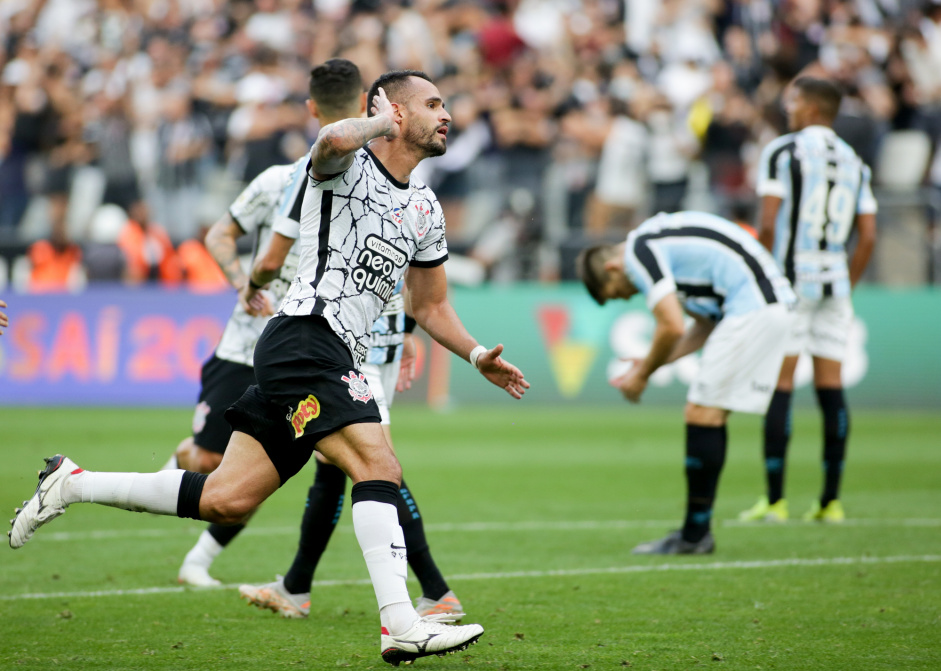 Renato Augusto comemorando seu gol no jogo contra o Grmio, na Neo Qumica Arena