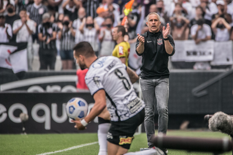 Sylvinho comandou o jogo entre Corinthians e Grmio na Neo Qumica Arena, pelo Brasileiro