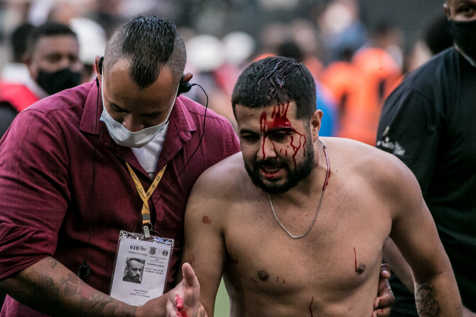 Torcedor sai machucado do jogo entre Corinthians e Grêmio na Neo Química Arena