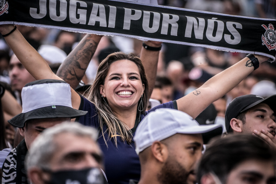 Torcedores do Corinthians levaram faixas para a Neo Qumica Arena em incentivo ao time