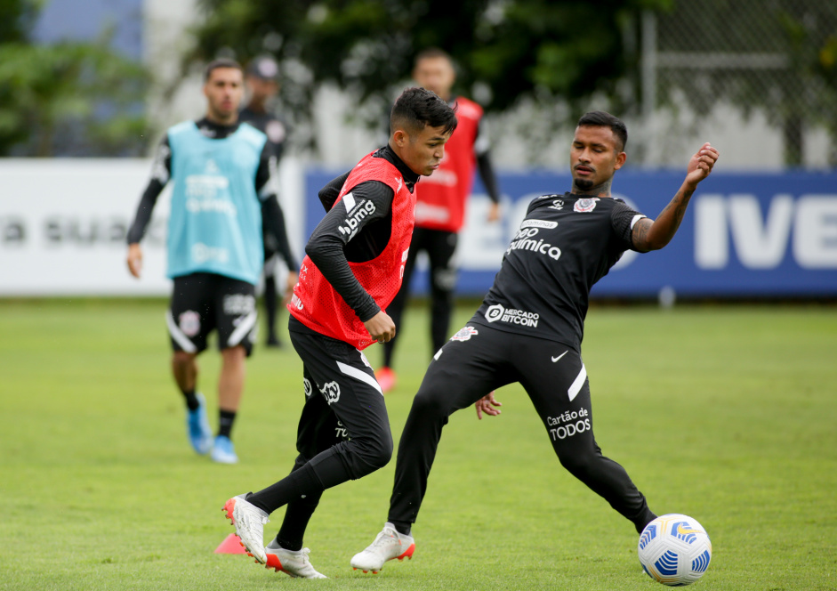 Adson e Marquinhos durante ltimo treino do Corinthians para jogo contra o Juventude