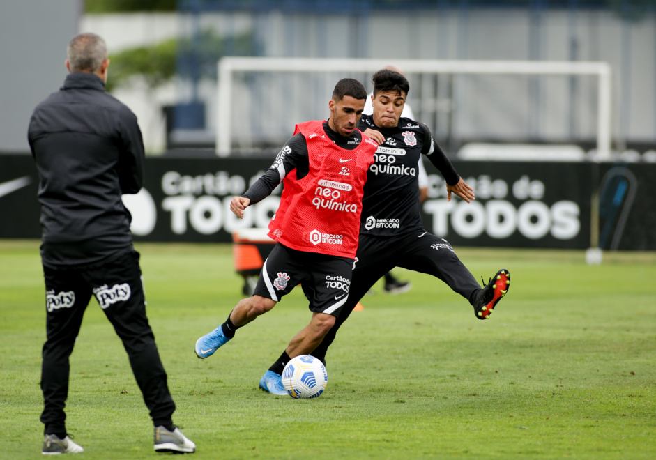 Gabriel e Roni durante ltimo treino do Corinthians para jogo contra o Juventude