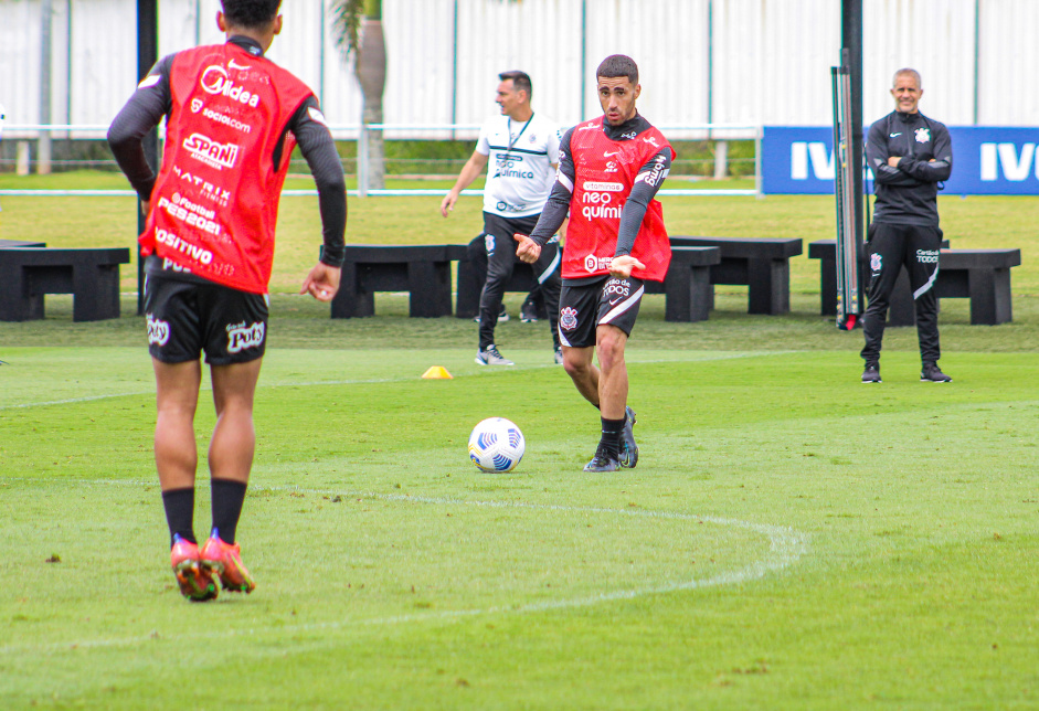 Gabriel se prepara no CT do Corinthians para último jogo do Brasileiro 2021