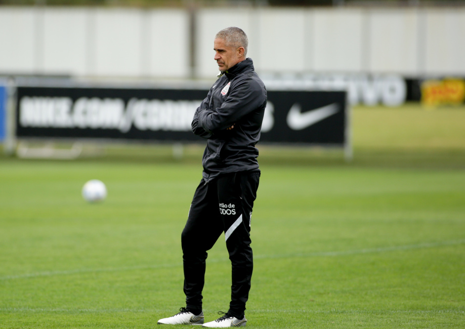 Tcnico Sylvinho durante ltimo treino do Corinthians para jogo contra o Juventude