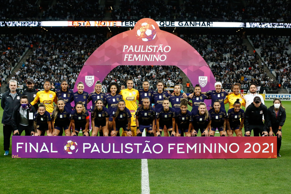 Foto do elenco do Corinthians na final do Paulista Feminino entre Corinthians e So Paulo