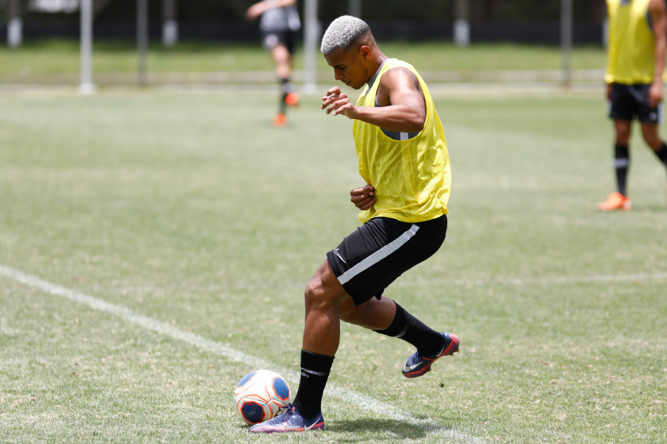 “Espero jogar ao lado dele”, zagueiro da base do Corinthians revela idolatria por Gil