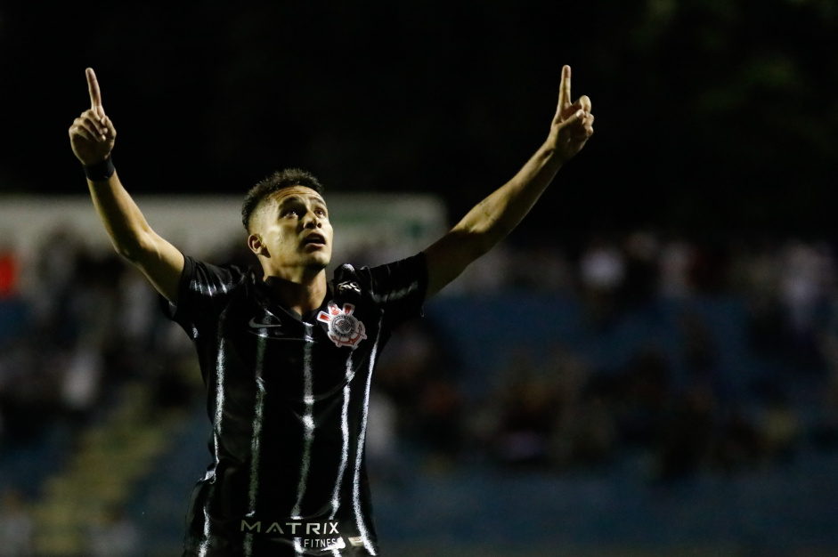 Keven comemorando seu gol no jogo entre Corinthians e Resende, pela Copinha