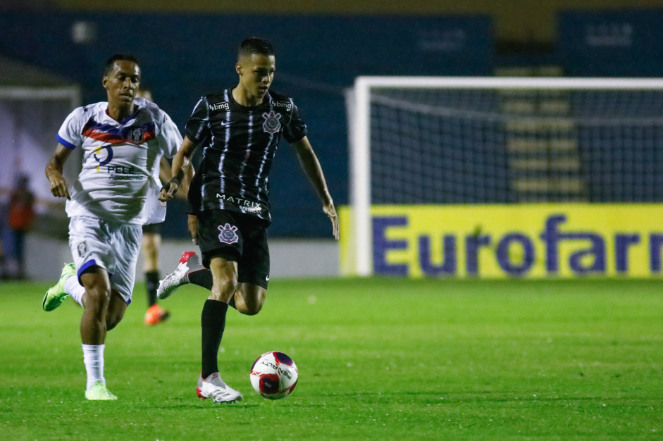 Matheus Arajo durante jogo de estreia do Corinthians na Copinha 2022, contra o Resende