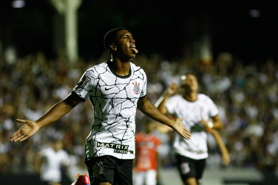 Felipe Augusto comemora seu gol no jogo entre Corinthians e River-PI