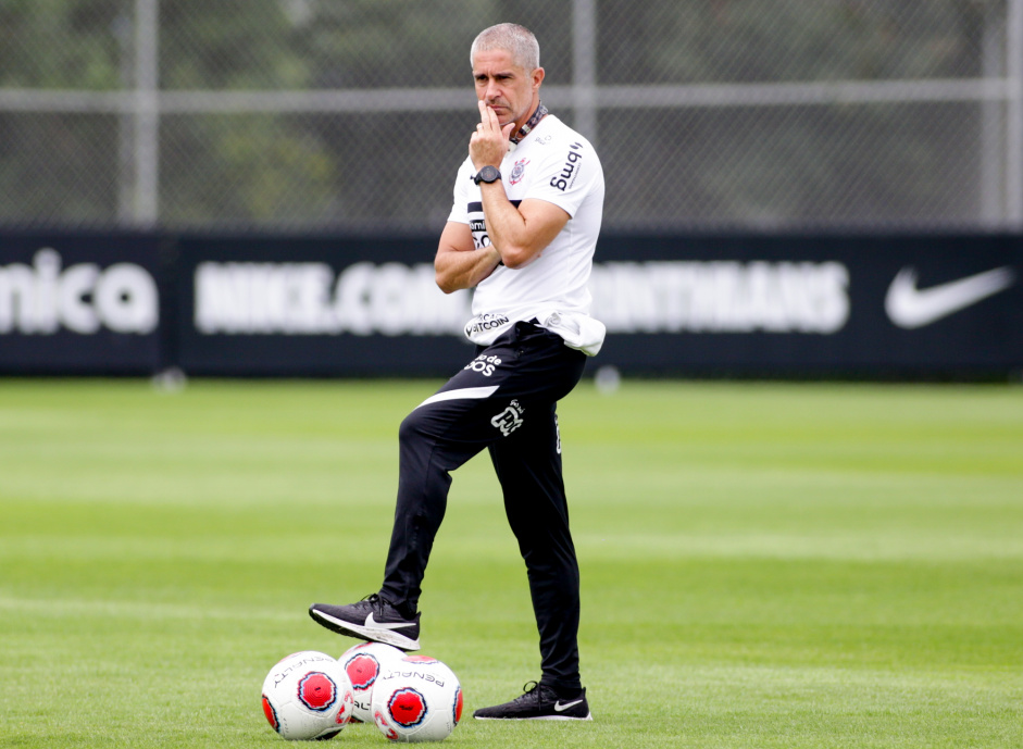 Sylvinho aguarda peas e vive indefinio na escalao do Corinthians