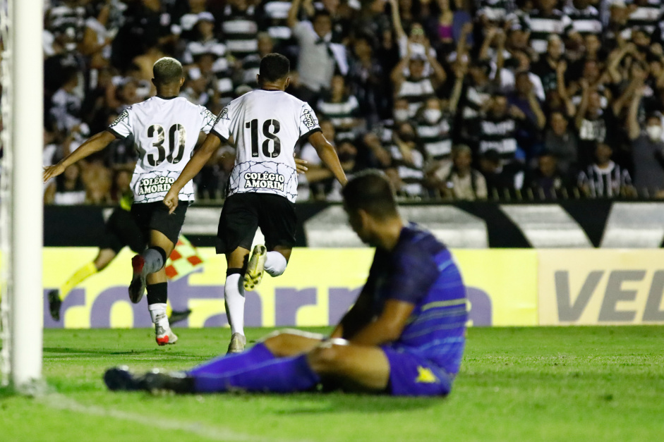 Pedro comemorando seu gol no jogo entre Corinthians e So Jos