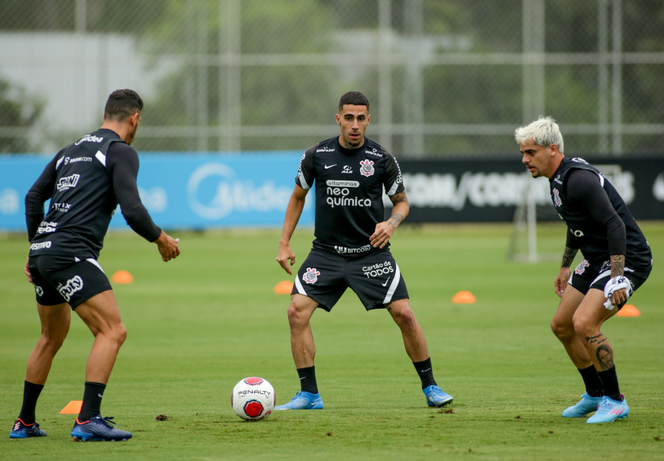 Gabriel e Fagner treinam no centro de treinamentos do Corinthians