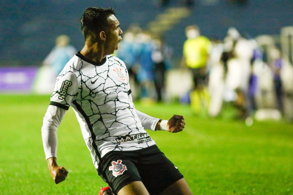 Giovane comemora um dos seus gols no jogo entre Corinthians e Ituano, pela Copinha