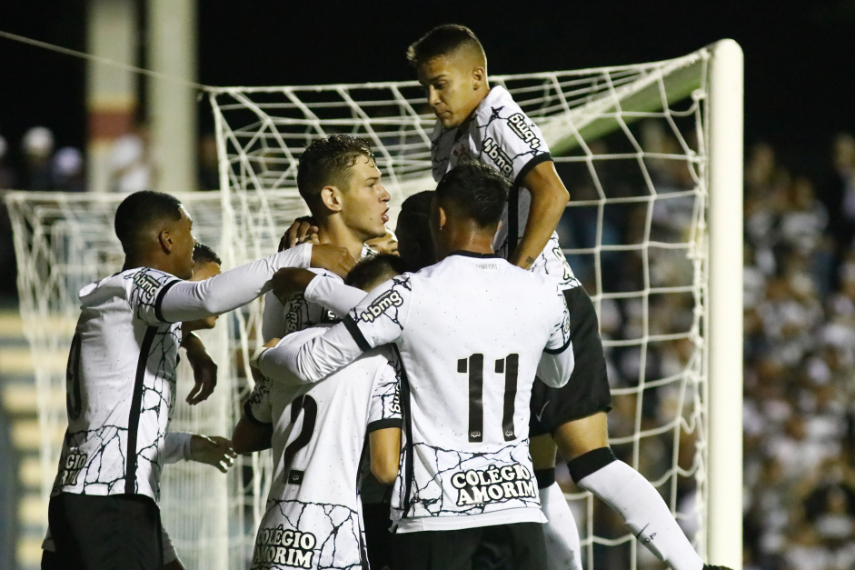 Jogadores do Corinthians comemorando o gol do Corinthians contra o Ituano
