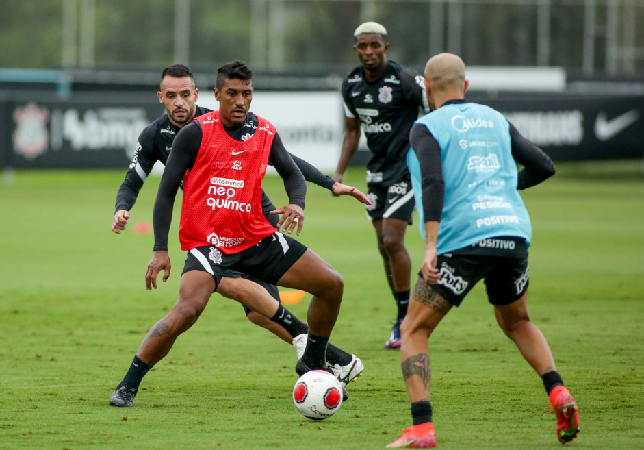 Paulinho e Renato Augusto treinam no centro de treinamentos do Corinthians