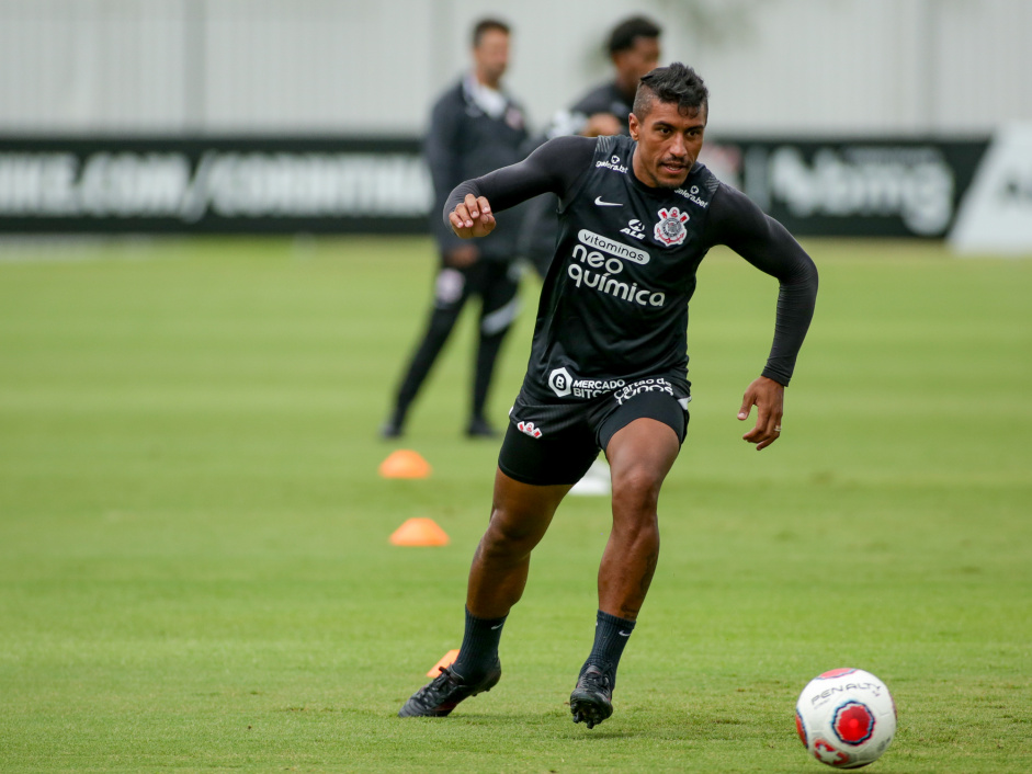 Volante Paulinho  o primeiro reforo do Corinthians para 2022