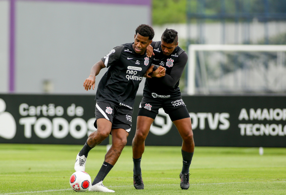 Gil e Paulinho durante um dos treinos desse início de temporada no CT Joaquim Grava Gil e Paulinho durante um dos treinos desse início de temporada no CT Joaquim Grava