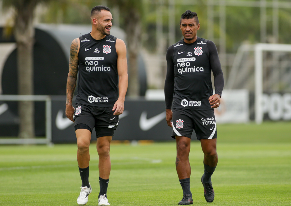 Renato Augusto, Paulinho e Giuliano aparentemente disputam duas vagas no meio-campo do Corinthians Renato Augusto, Paulinho e Giuliano aparentemente disputam duas vagas no meio-campo do Corinthians