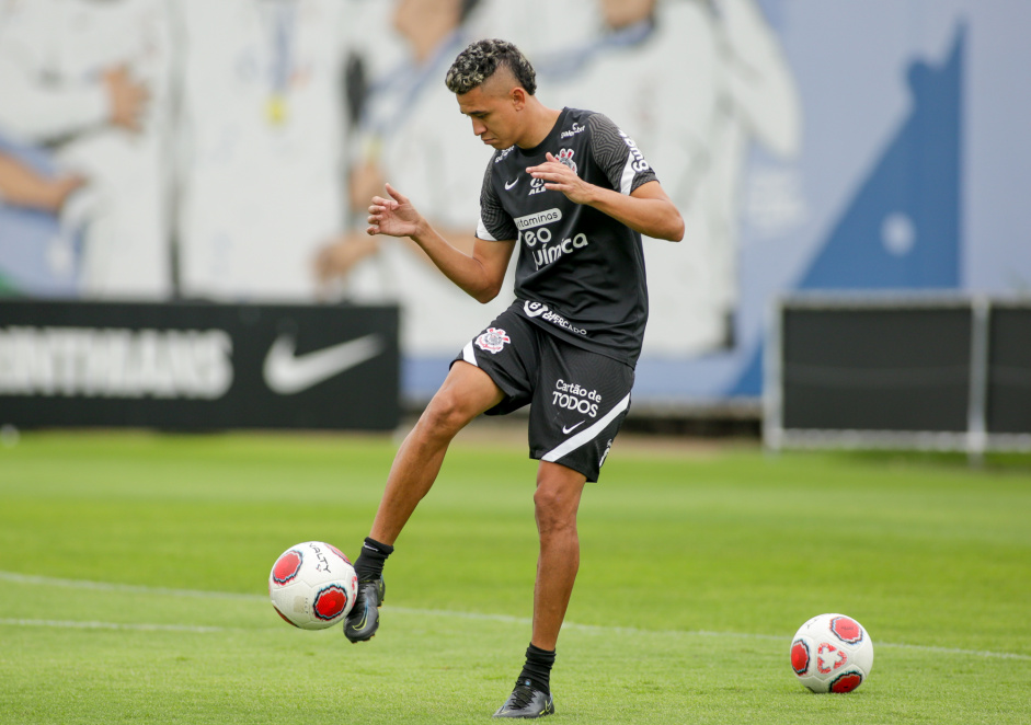 Victor Cantillo durante um dos treinos desse incio de temporada no CT Joaquim Gravaa