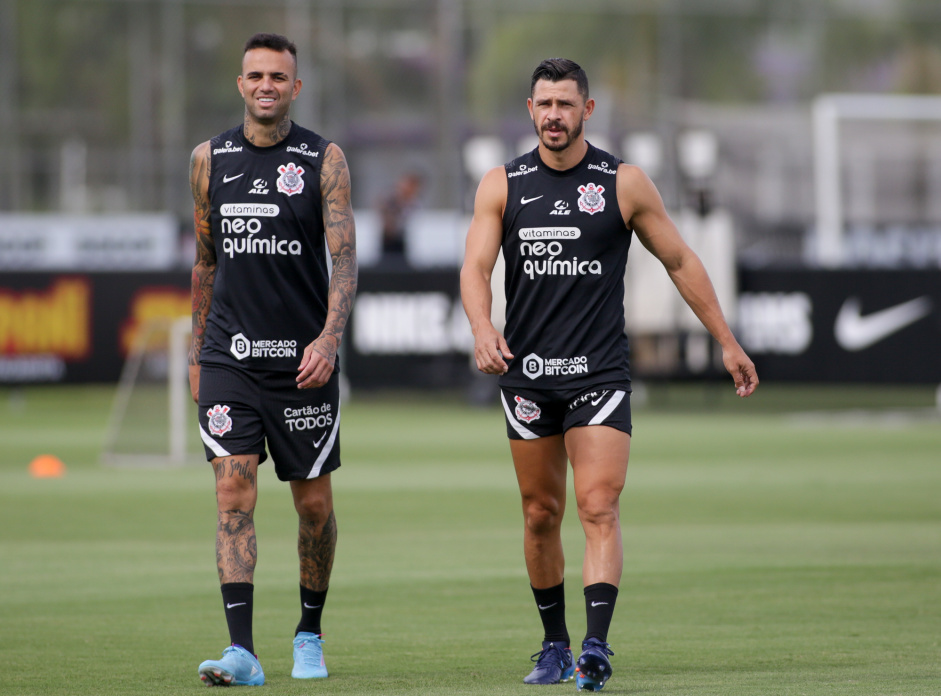 Luan e Giuliano durante treino do Corinthians no CT Joaquim Grava