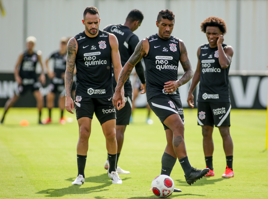 Renato, Paulinho e Willian durante treino do Corinthians no CT Joaquim Grava; trio atrai centroavantes pela capacidade técnica Renato, Paulinho e Willian durante treino do Corinthians no CT Joaquim Grava; trio atrai centroavantes pela capacidade técnica