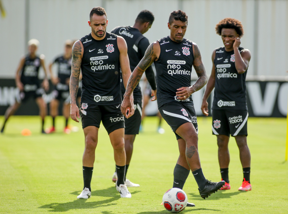 Renato, Paulinho e Willian durante treino do Corinthians no CT Joaquim Grava; trio atrai centroavantes pela capacidade tcnica