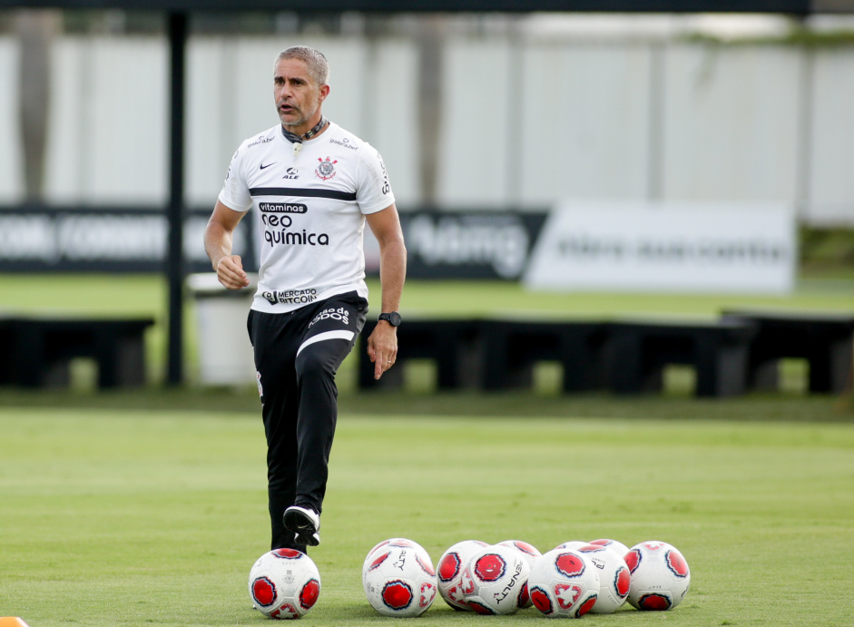 Sylvinho durante treino do Corinthians no CT Joaquim Grava