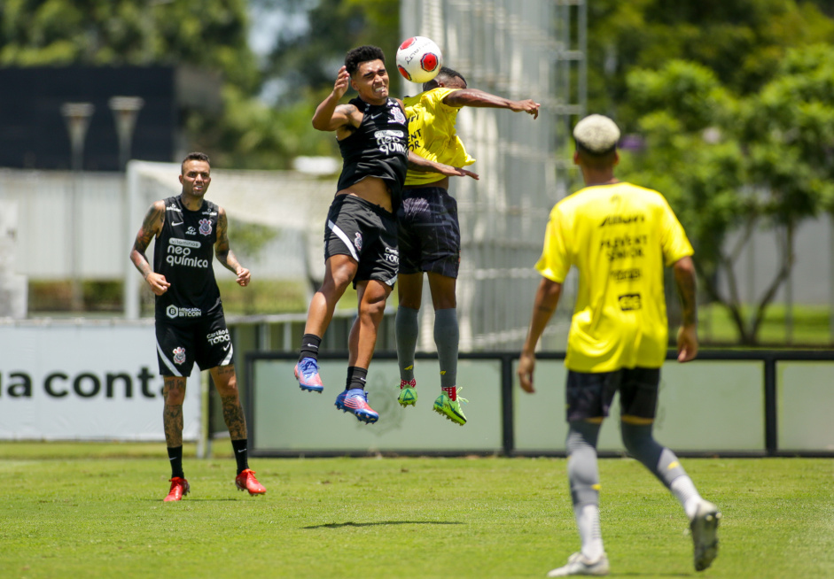 Du Queiroz divide a bola no alto com Luan, ao fundo, durante o jogo-treino contra o Audax