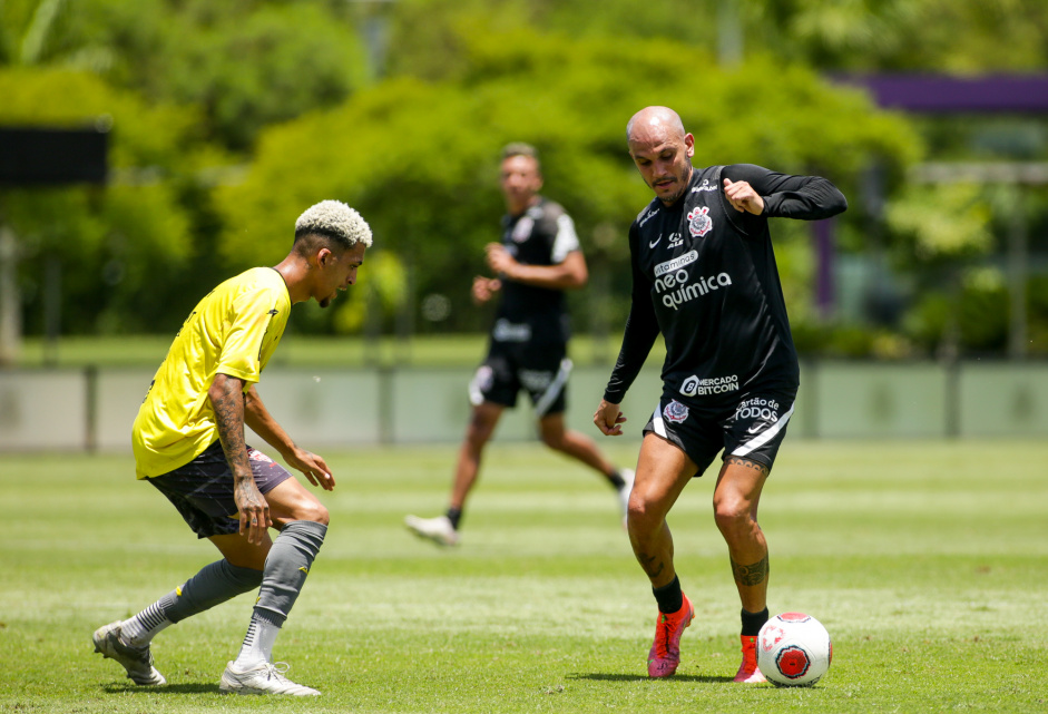 Fbio Santos carrega a bola durante o jogo-treino contra o Audax