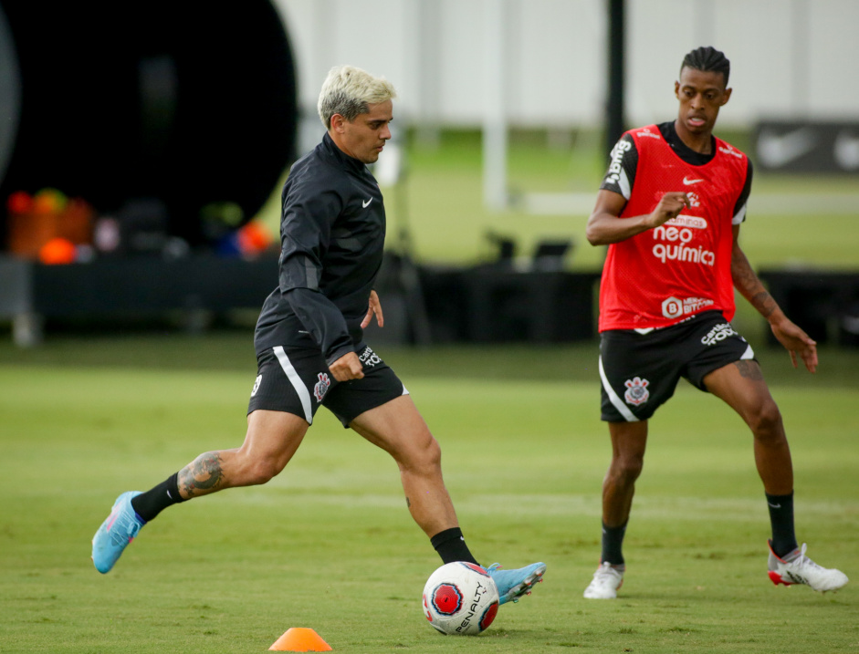 Fagner e Robson Bambu em treino do Corinthians