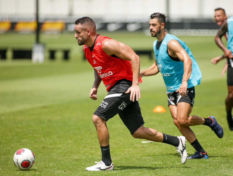 Renato Augusto e Giuliano em treino do Corinthians nesta sexta-feira