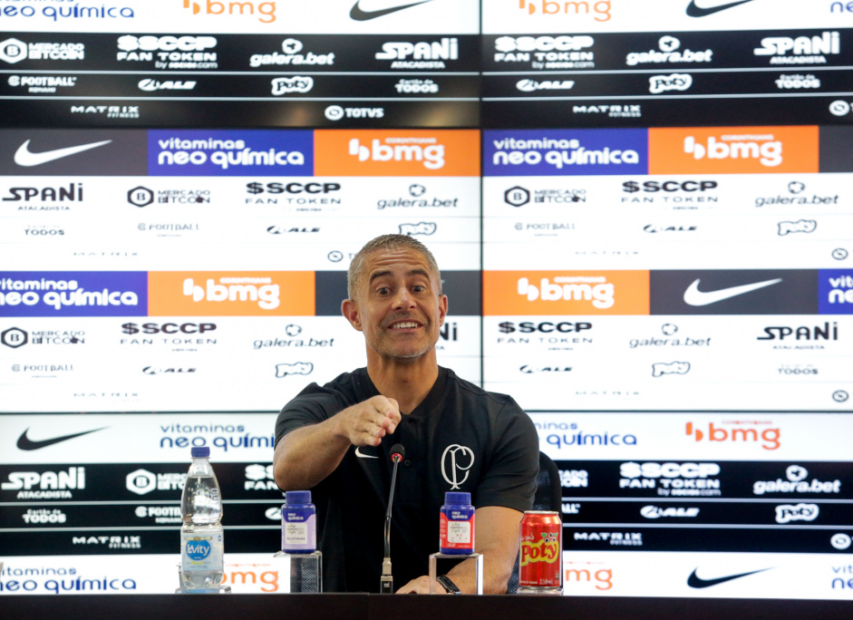 Sylvinho falou sobre a disputa por titularidade na lateral-esquerda. Sylvinho falou sobre a disputa por titularidade na lateral-esquerda.