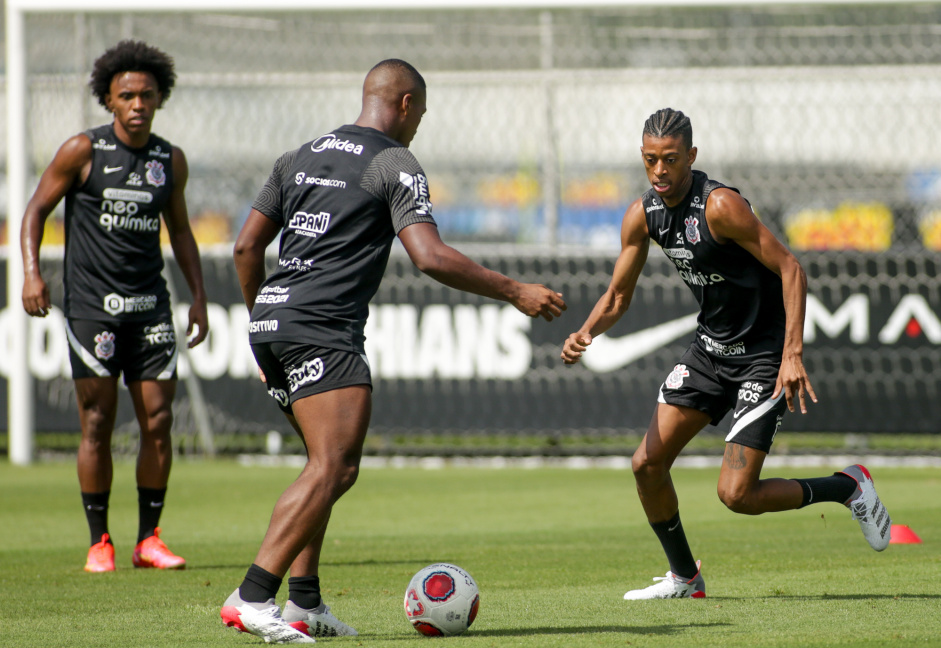 Willian, Xavier e Robson Bambu durante treino do Corinthians