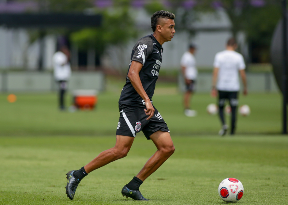 Cantillo no gramado do CT durante treino deste sbado