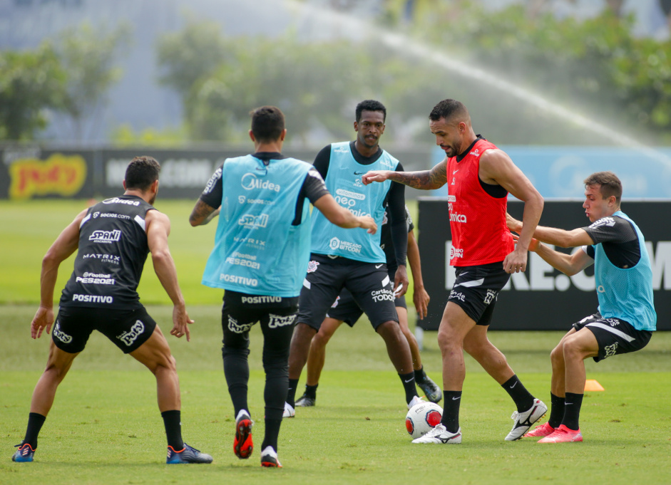 J, Renato Augusto e Lucas Piton em treino do Corinthians
