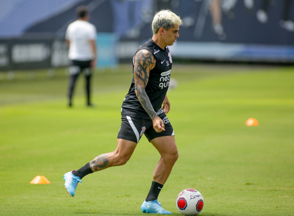Fagner iniciou o tratamento de sua leso com a equipe de fisioterapia do Corinthians