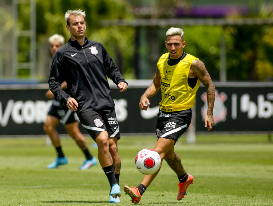 Róger Guedes e Gustavo Mosquito durante treino do Corinthians Róger Guedes e Gustavo Mosquito durante treino do Corinthians