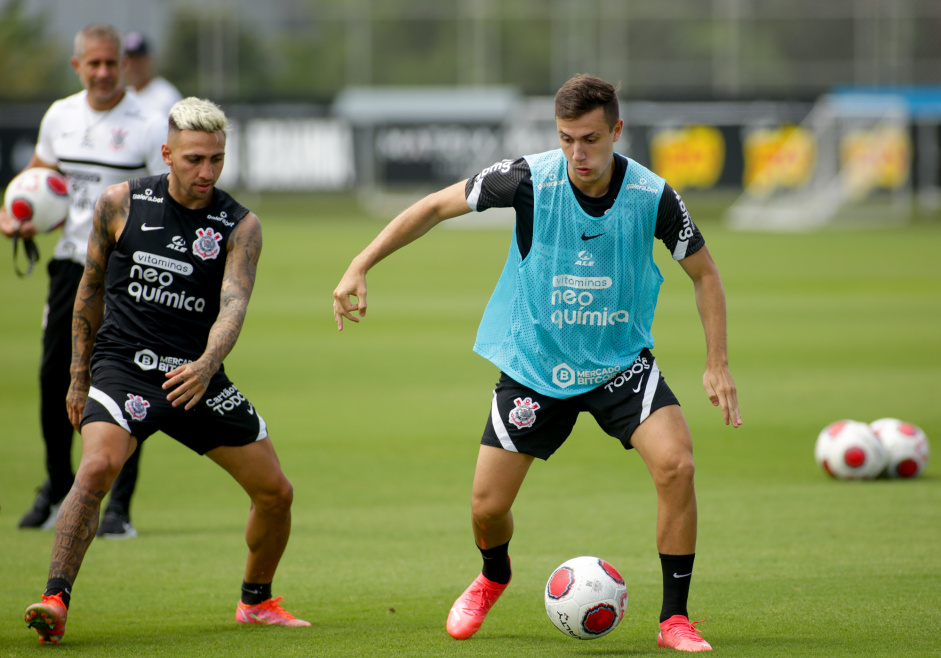 Sylvinho observa Gustavo Mosquito e Lucas Piton em treino do Corinthians