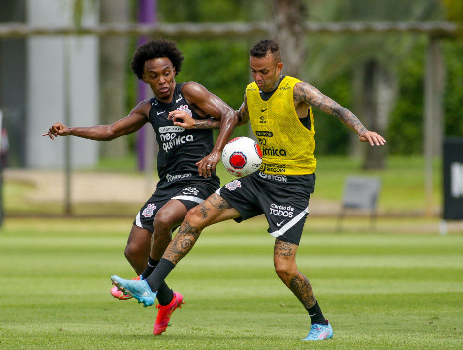 Willian e Luan disputam bola em treino do Corinthians