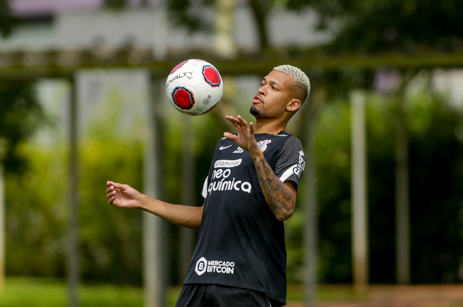 Zagueiro Joo Victor deve ser titular do Corinthians no clssico