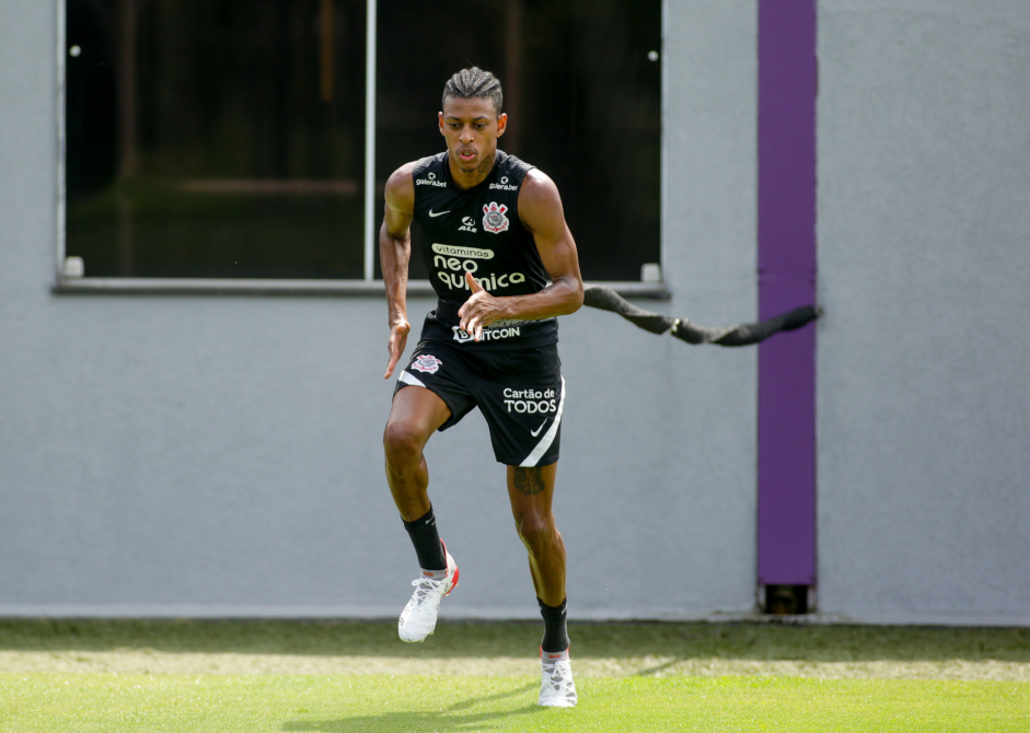 Zagueiro Robson Bambu em mais um dia de treinos no Corinthians