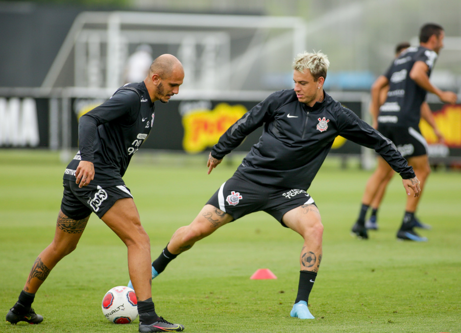 Fbio Santos e Rger Guedes em treino do Corinthians nesta segunda-feira