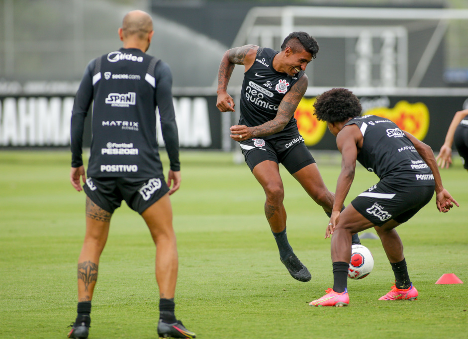 Fbio Santos, Paulinho e Willian em treino do Corinthians nesta segunda-feira