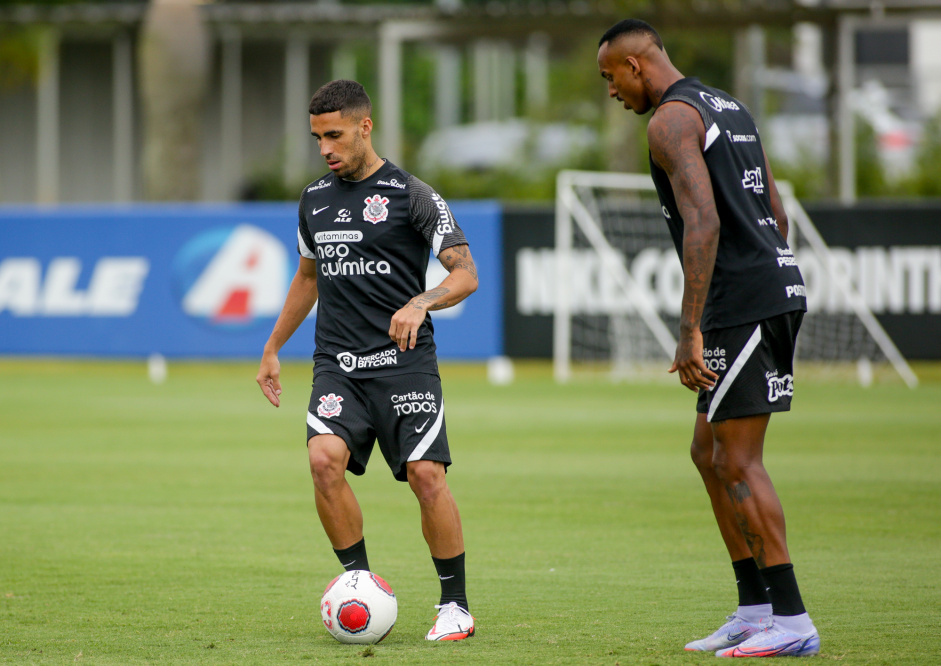 Gabriel e Raul Gustavo em treino do Corinthians nesta segunda-feira