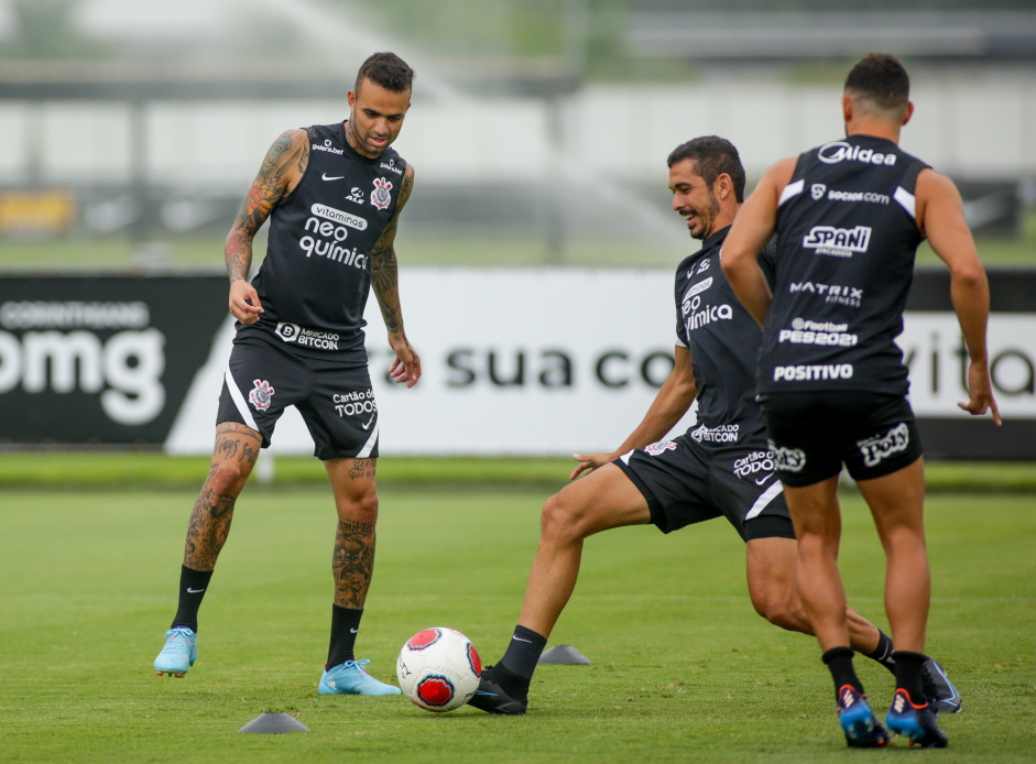 Luan, Bruno Melo e Giuliano em treino do Corinthians nesta segunda-feira