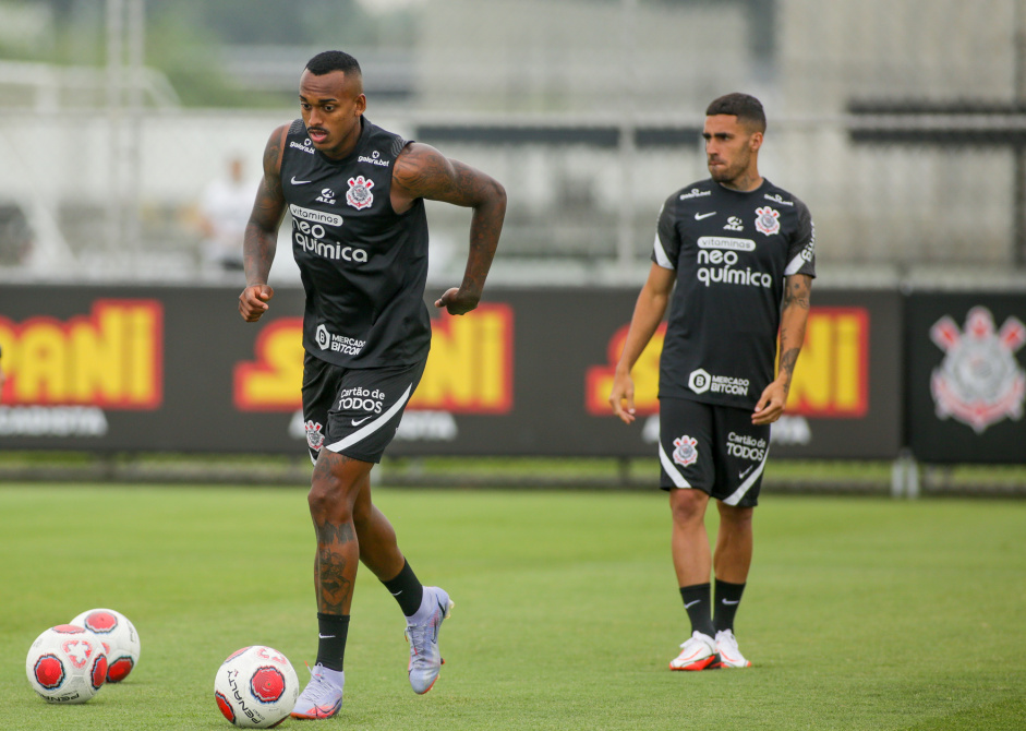 Raul Gustavo e Gabriel em treino do Corinthians nesta segunda-feira