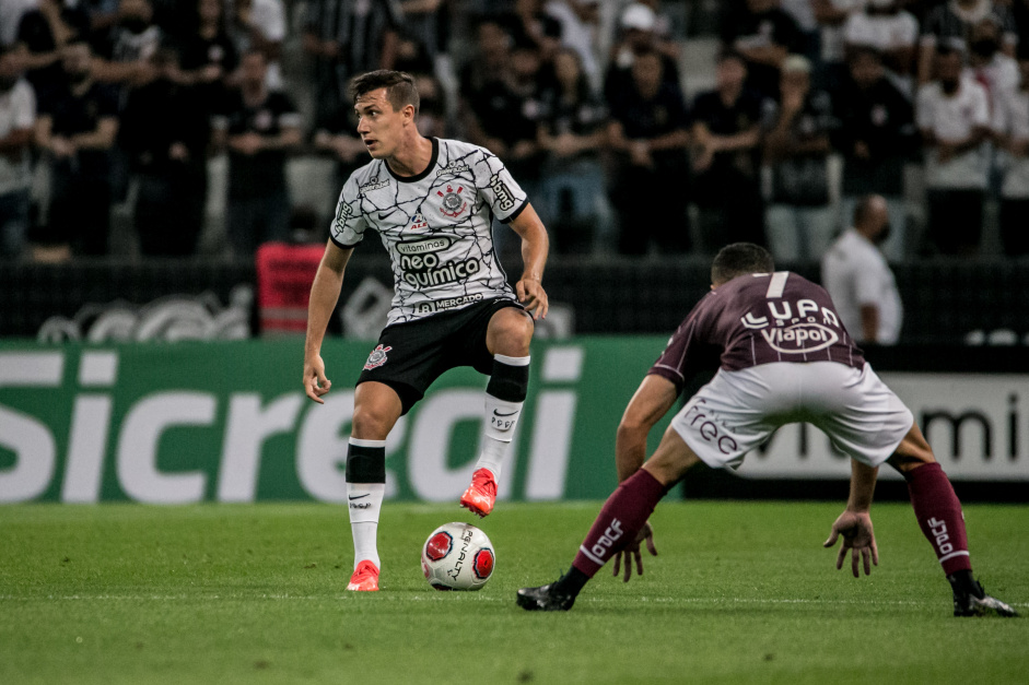 Lucas Piton foi titular na estreia do Corinthians pelo Paulisto