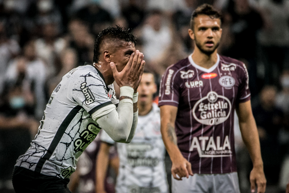 Paulinho lamenta chance perdida contra a Ferroviária na Neo Química Arena Paulinho lamenta chance perdida contra a Ferroviária na Neo Química Arena
